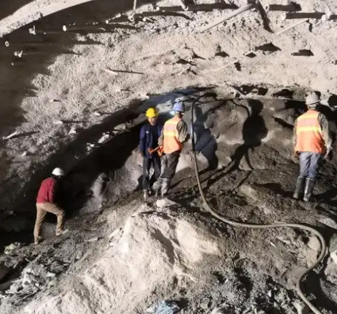 萨迦隧道拱顶带模注浆料，微膨胀注浆料的特点及施工工艺